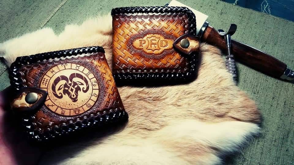 Leather Custom wallets for men, personalized with zodiac symbols and the initials of the owner.