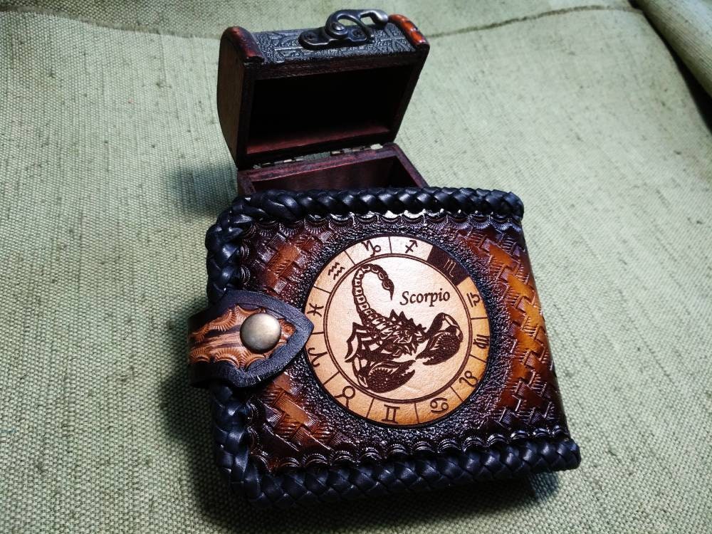 Leather Custom wallets for men, personalized with zodiac symbols and the initials of the owner.